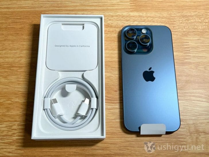 iPhoneの下には、充電ケーブル等の付属品