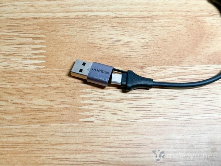 USB-Cの側をiPadに差し込んで使います。USB-Aへの変換アダプタもついていますが、今回は不要