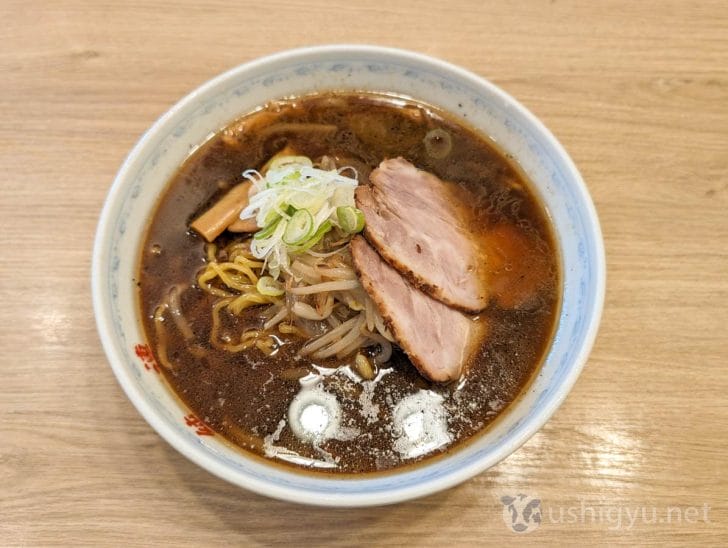 こちらは正油ラーメン。かなり黒っぽいスープが特徴的