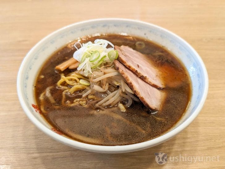 具は味噌ラーメンとほぼ同じですが、チャーシューが細切れではなく大判のものになっている