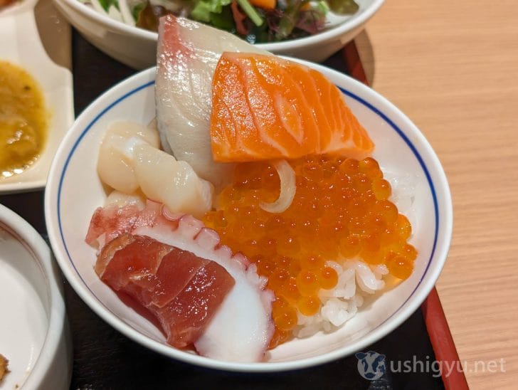 もちろん海鮮コーナーもあるので、お好みの海鮮丼をつくるのも一興