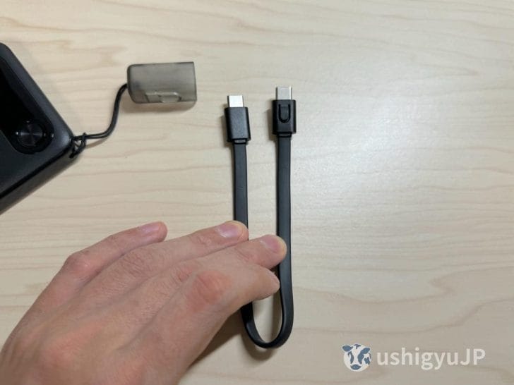 ストラップがUSB-C to USB-Cケーブルに