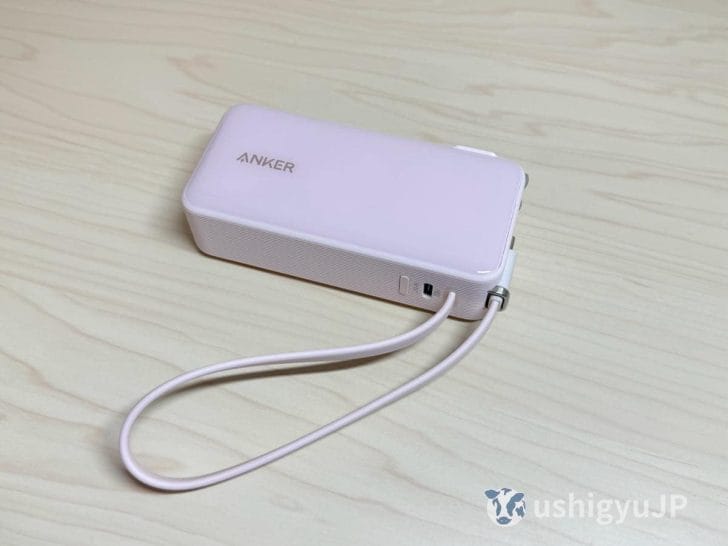 ストラップがついたような見た目の、Anker Power Bank Fusion本体