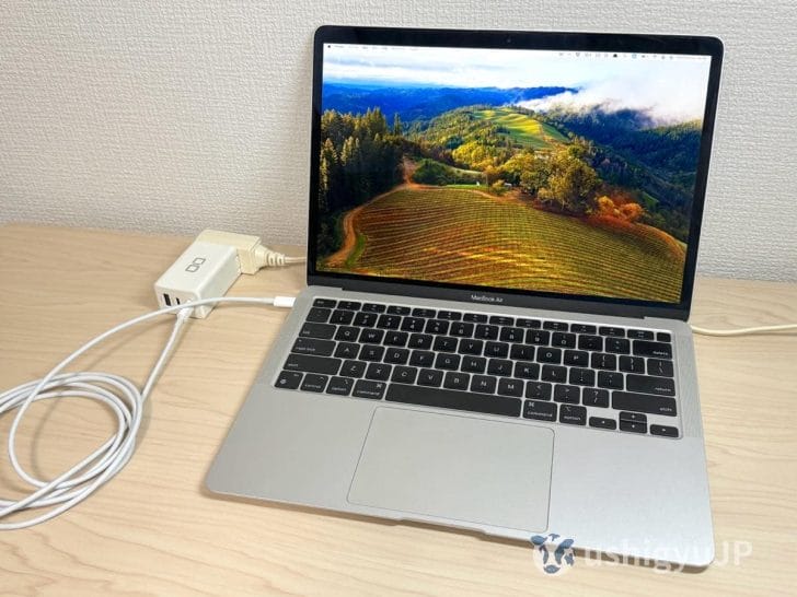 CIO LilNob充電器でMacBook Airを充電