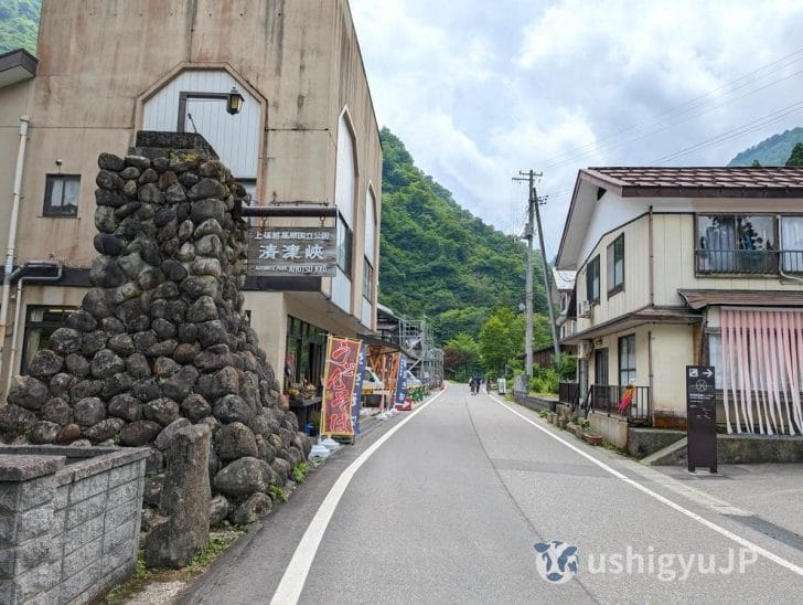 もっとも近い第1駐車場からトンネル入り口までは、徒歩で5分ほど