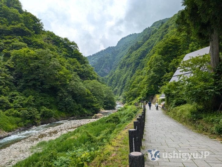 道中には、清津峡の渓谷とその間を流れる川