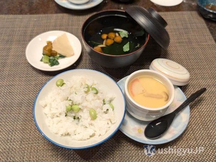 豆入りご飯を、ダシのきいたお吸い物、茶碗蒸しと一緒に