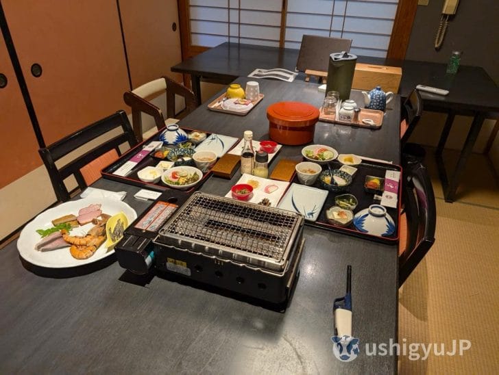 朝食は個室の食事処にて