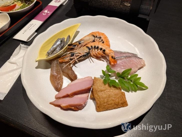 特徴的なのが、自分で焼いて食べるこちらのお皿