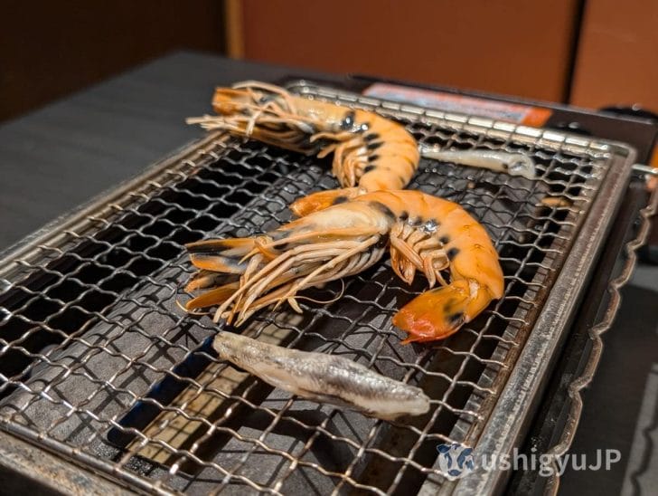 魚、海老、ベーコンなどを好みの焼き加減にして、アツアツのまま食べられる