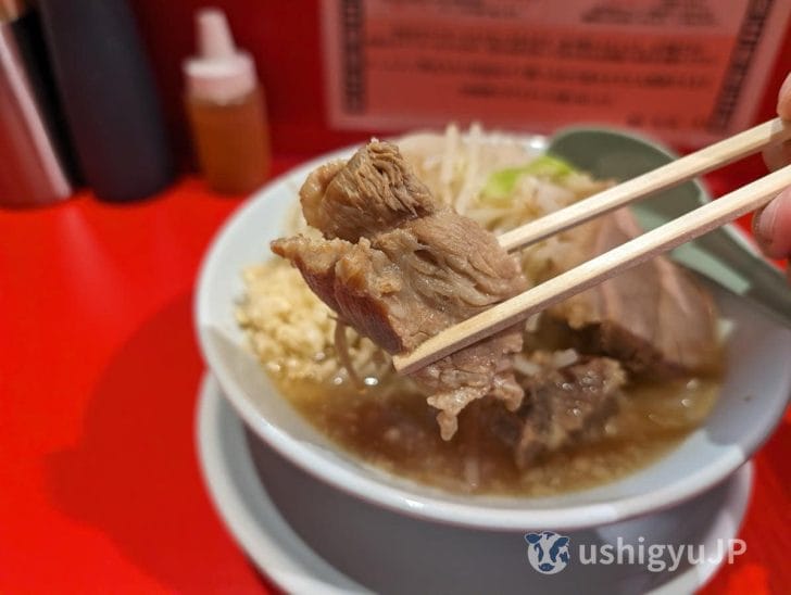 チャーシューは分厚くて食べ応えがある