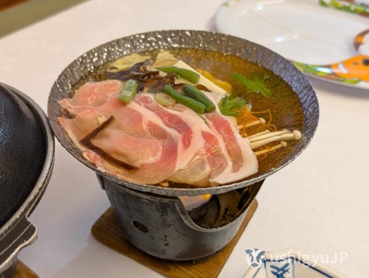 地元の食材が満載の、もち豚山菜醤油鍋