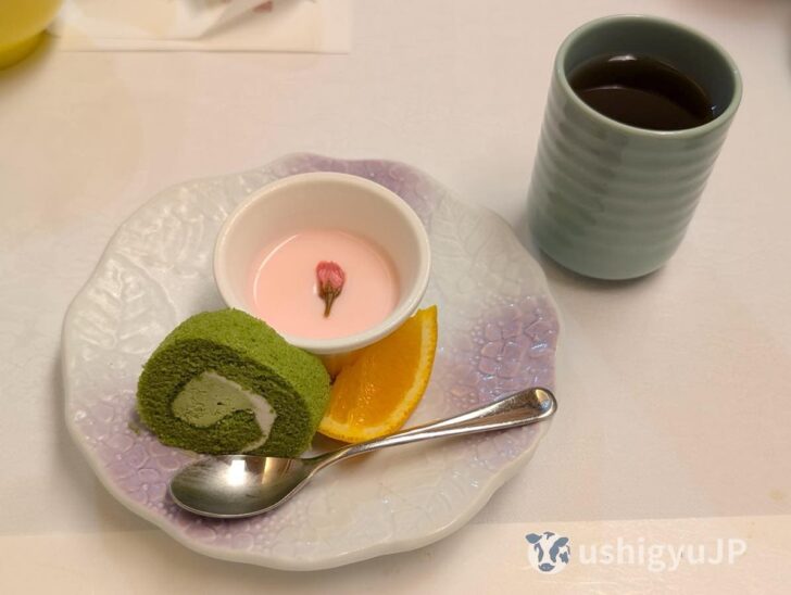 デザートは桜の塩杏仁、抹茶ロール、オレンジ