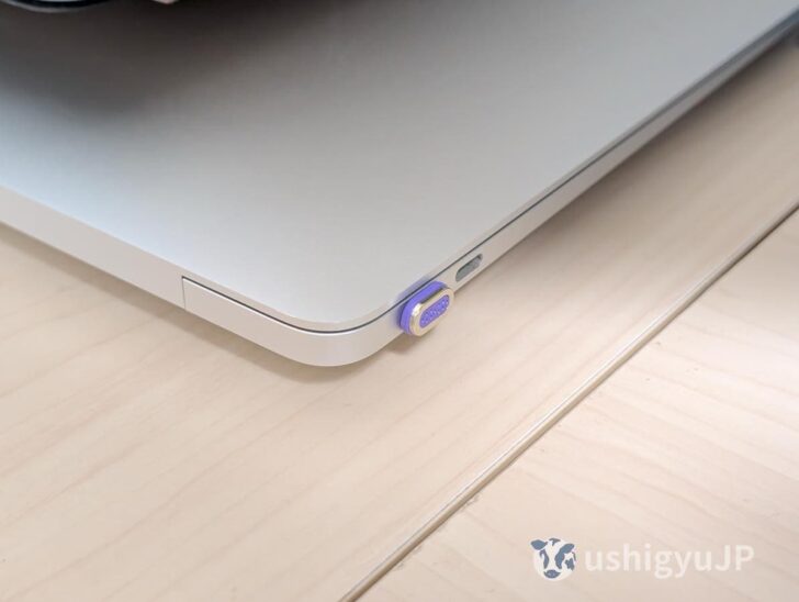 M1 MacBook AirのUSB-Cポートに、マグネット変換アダプタのコネクタを差し込む