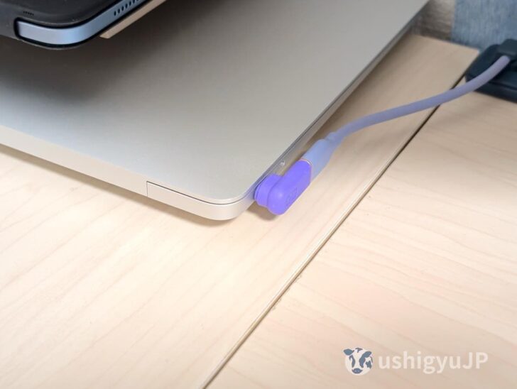 USB-Cケーブル側にも取り付けたら、あとは近づけるだけで磁力でくっついて充電