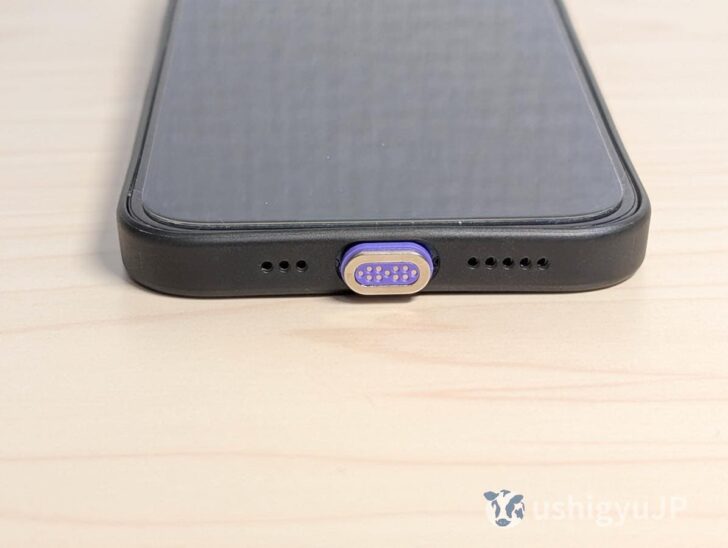 マグネット変換アダプタを使用する場合、まずiPhone側にUSB-Cコネクタ部分のみをあらかじめ差し込んでおく