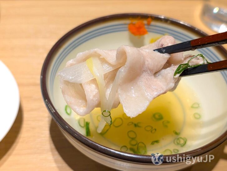 鶏にはない豚ならではの脂のうまみが、水炊きスープや橙酢しょうゆとばっちり合う